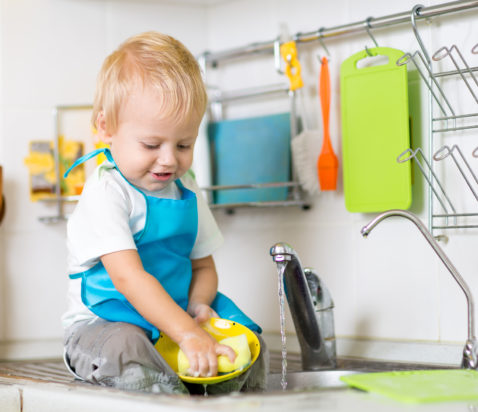2 årig dreng vasker op