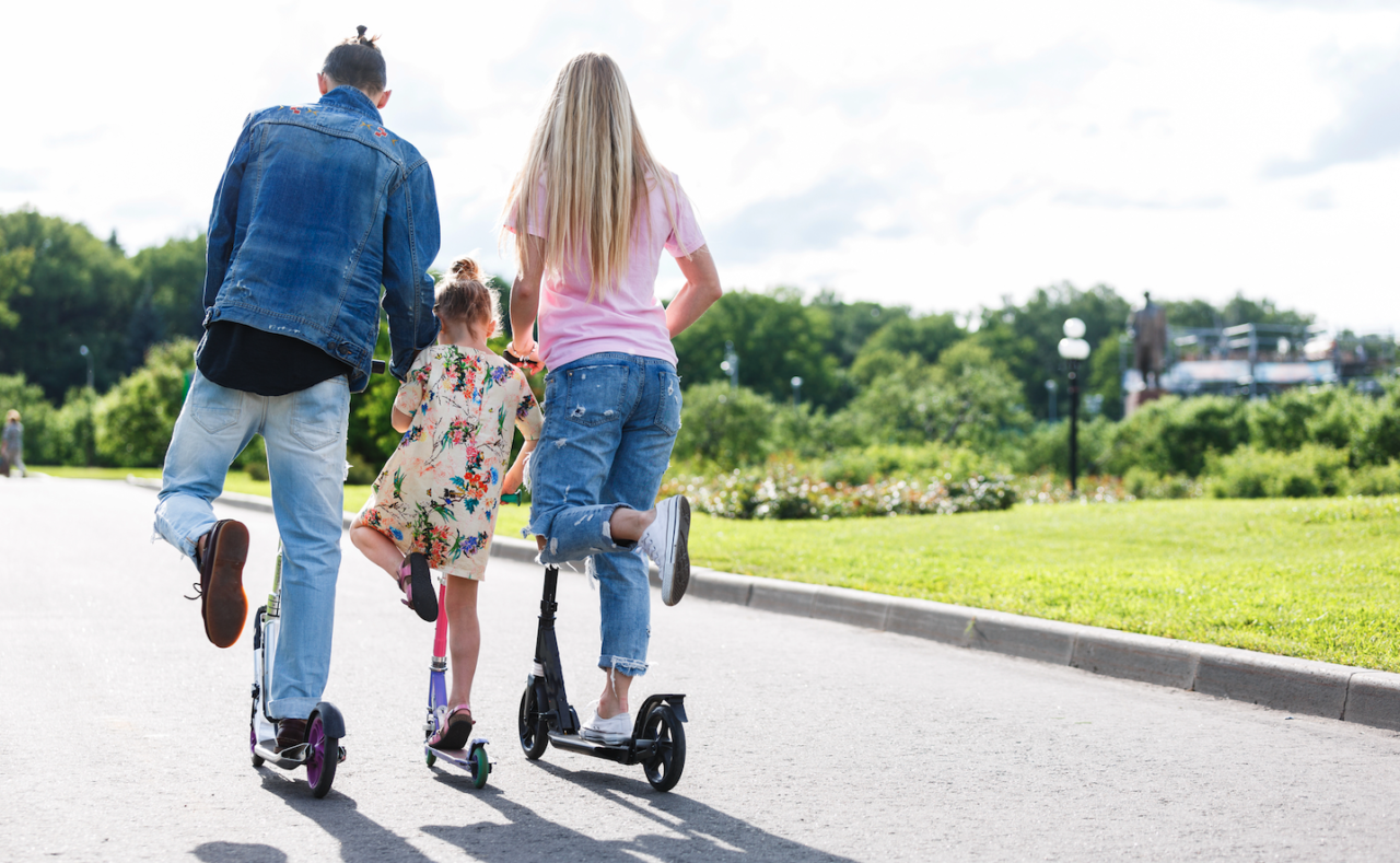 Familie på løbehjul